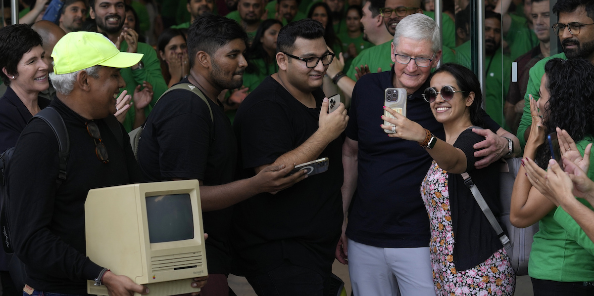 Il CEO di Apple Tim Cook all'inaugurazione di un Apple Store a Mumbai, il 18 aprile 2023. (AP Photo/Rafiq Maqbool)