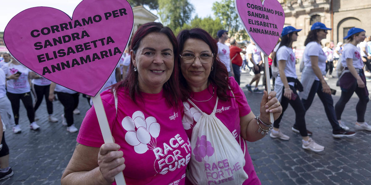 Due donne partecipano all'evento "Race for the Cure", organizzato per sostenere gli sforzi per trovare una cura ai tumori al seno, Roma, 8 maggio 2023 (ANSA/MASSIMO PERCOSSI)