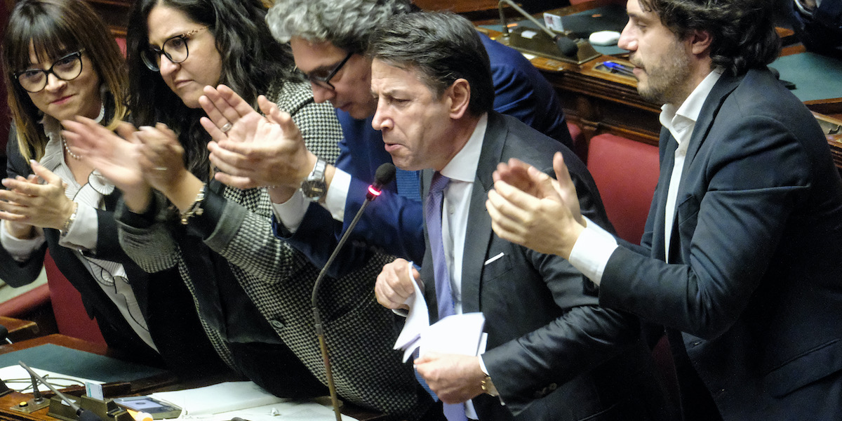 Giuseppe Conte mentre strappa simbolicamente il testo della proposta di legge sul salario minimo (Mauro Scrobogna/LaPresse)