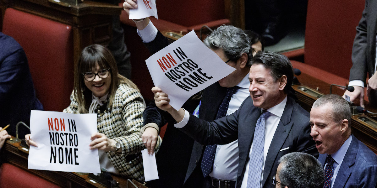 La protesta di Giuseppe Conte e di altri deputati del M5S durante il dibattito nell'aula della Camera sul salario minimo (Roberto Monaldo/LaPresse)