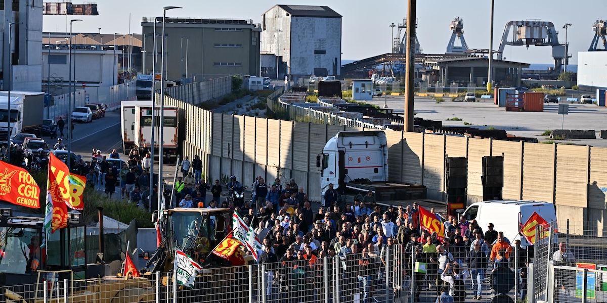 Una manifestazione degli operai di Acciaierie d'Italia a ottobre (ANSA/LUCA ZENNARO)
