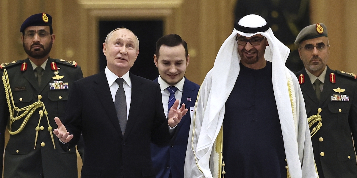 Il presidente russo Vladimir Putin insieme al presidente degli Emirati Arabi Uniti Mohammed bin Zayed Al Nahyan ad Abu Dhabi, il 6 dicembre 2023 (Sergei Savostyanov, Sputnik, Kremlin Pool Photo via AP)