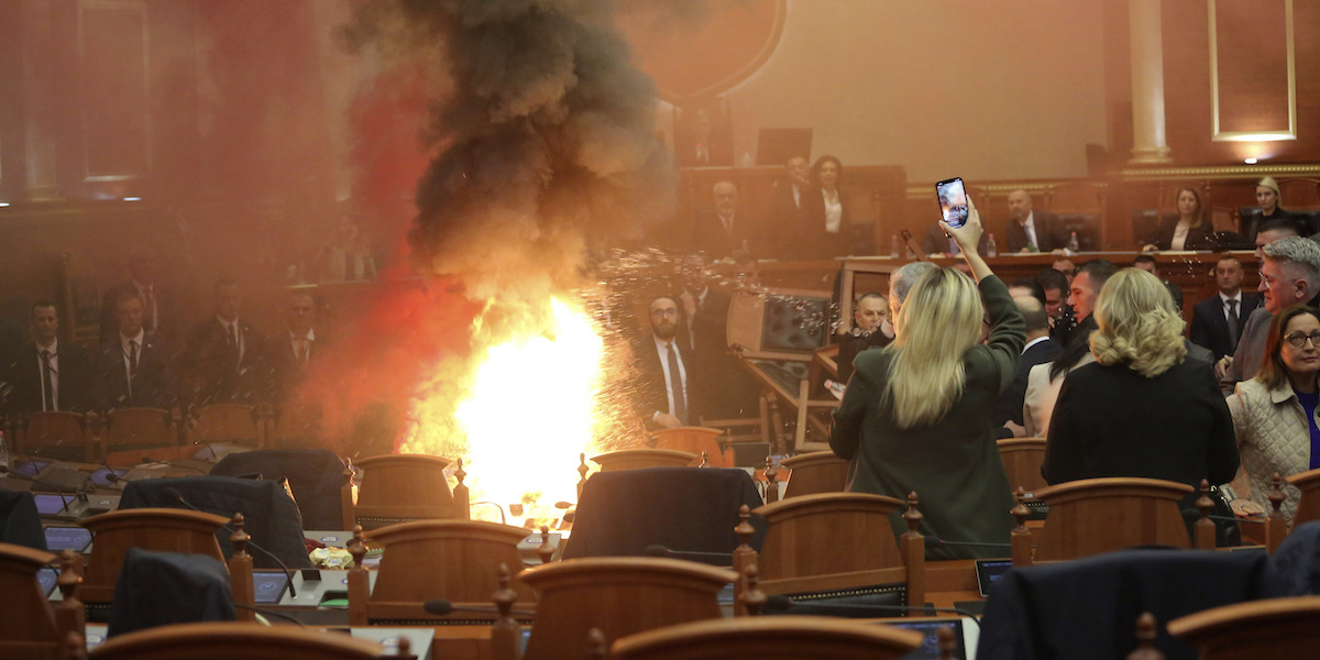 Fuoco e fumogeni durante la seduta parlamentare del 20 novembre 2023 (AP Photo/Florian Abazi)