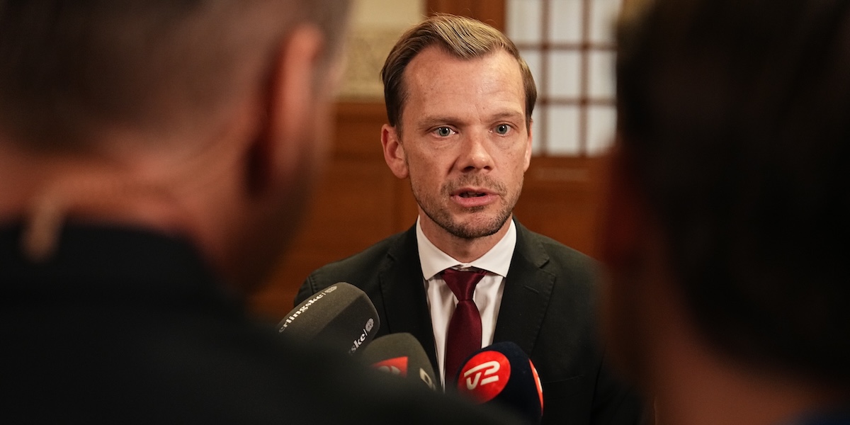 Il ministro della Giustizia danese Peter Hummelgaard parla con i giornalisti dopo la votazione di giovedì in parlamento