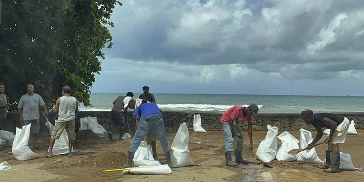 Persone raccolgono i detriti prodotti dall'esplosione avvenuta sull'isola di Mahe, alle Seychelles, giovedì 7 dicembre