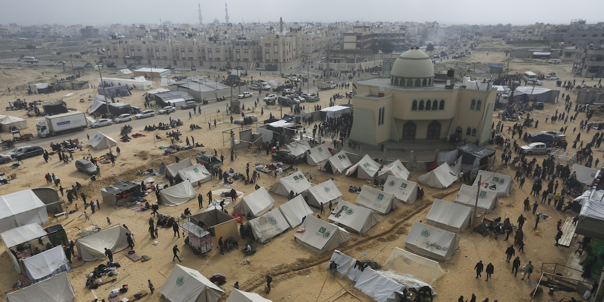 Palestinesi accampati a Rafah (AP Photo/Hatem Ali)