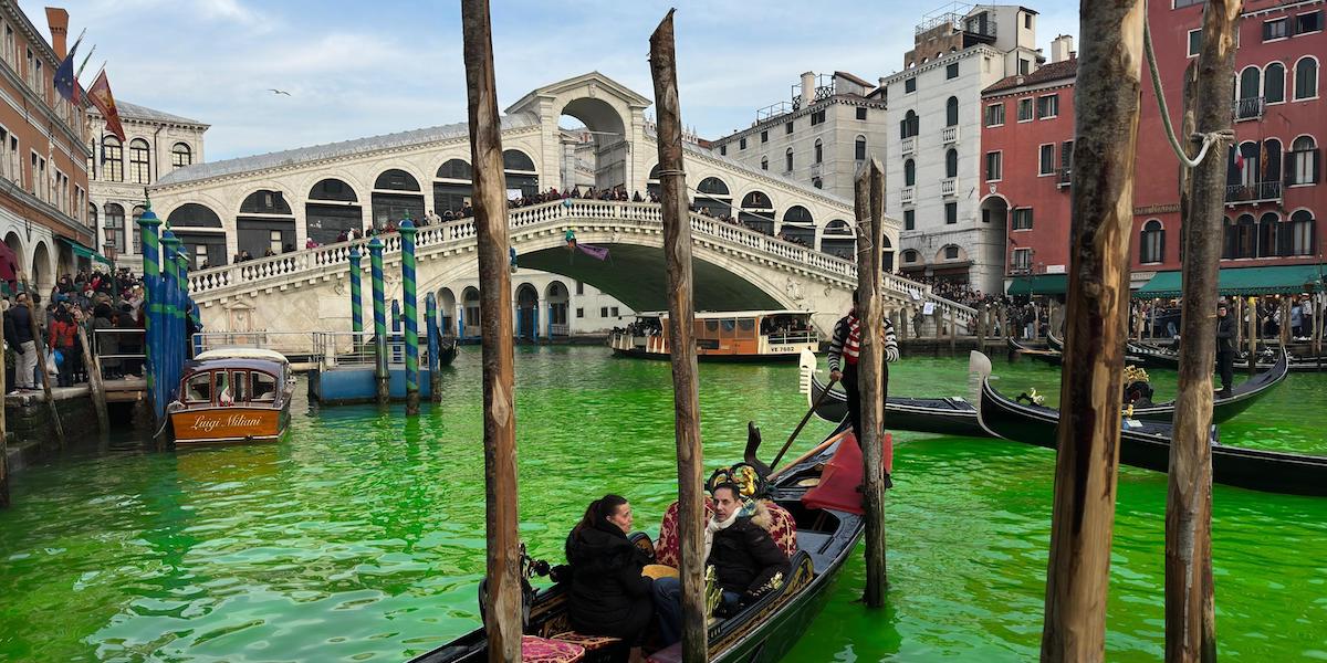 Le foto di Venezia e altre città italiane con l’acqua verde fluo