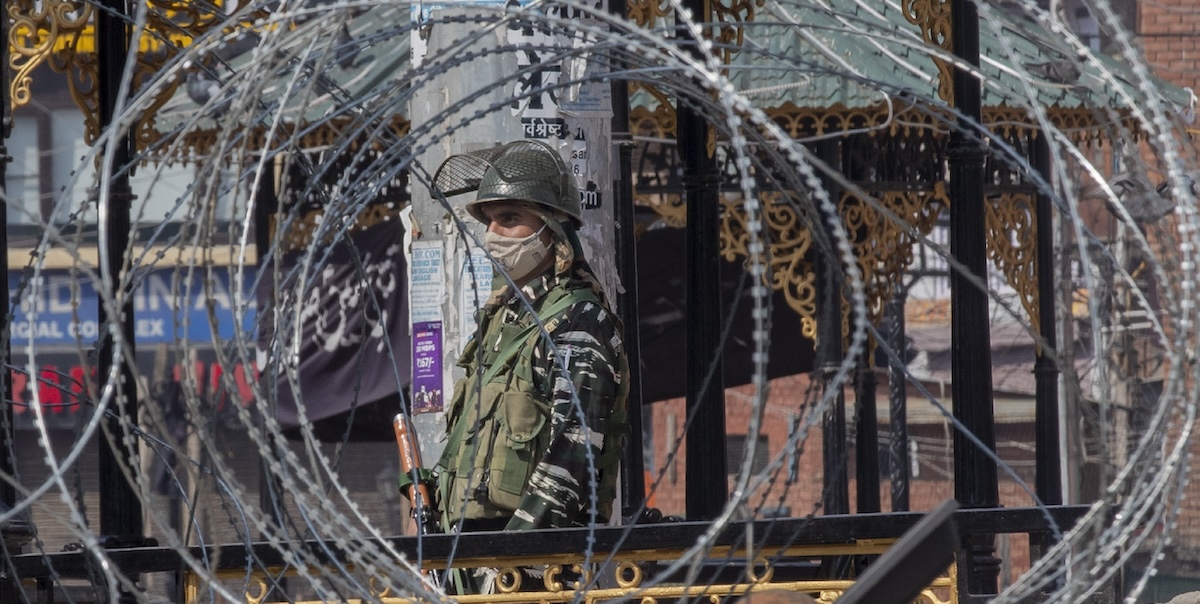 Un soldato indiano di guardia nella città di Srinagar, nel Kashmir (AP Photo/ Dar Yasin)