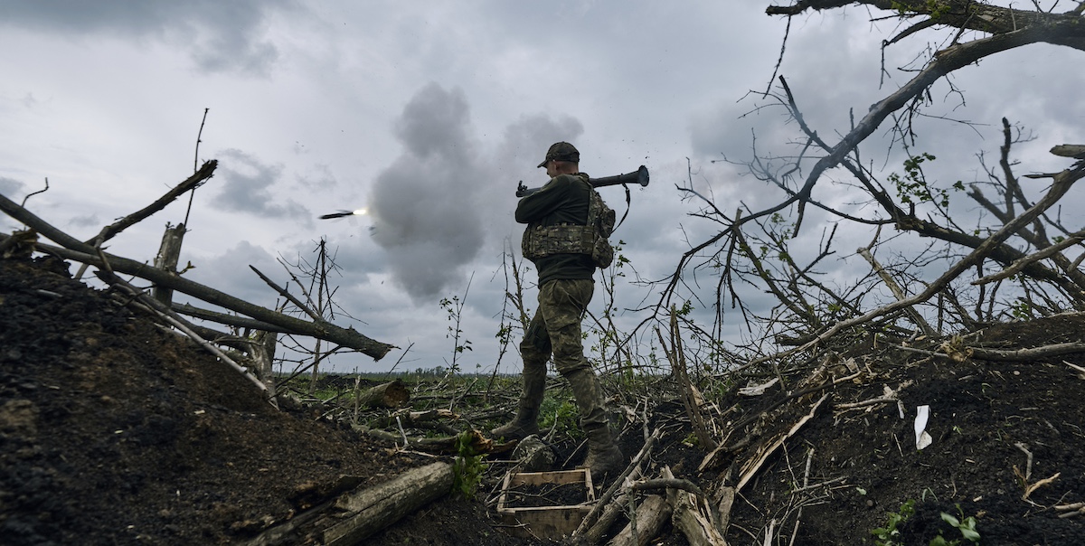 Un soldato ucraino ad Avdiivka (AP Photo/Libkos)