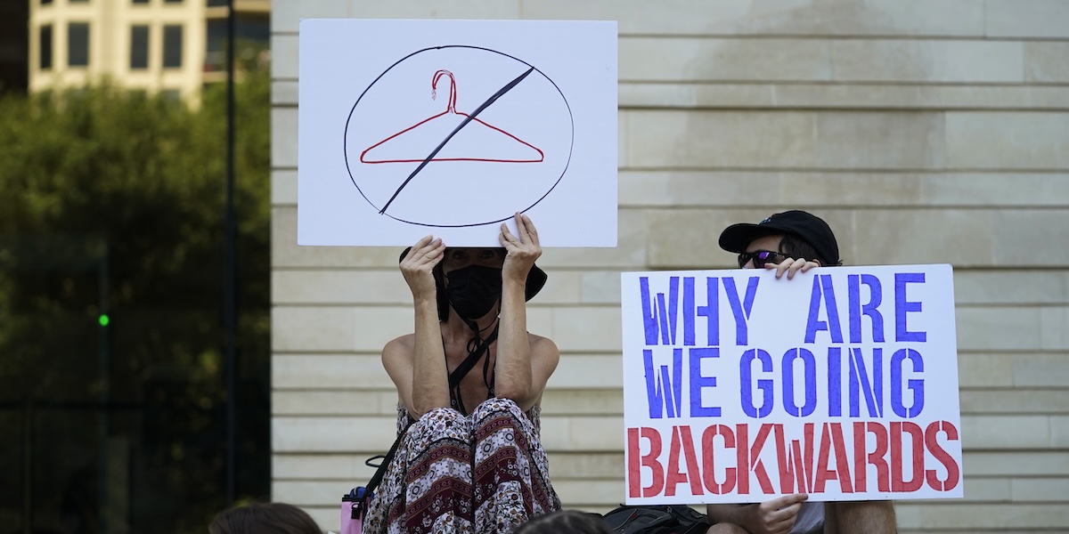 Una manifestazione di protesta contro la revoca del diritto all'aborto a livello federale, negli Stati Uniti (AP Photo/Eric Gay, File)