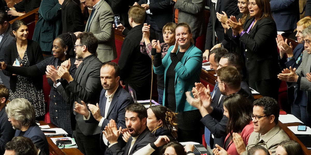 I deputati della coalizione di sinistra NUPES applaudono la bocciatura della riforma sull'immigrazione (AP Photo / Michel Euler)