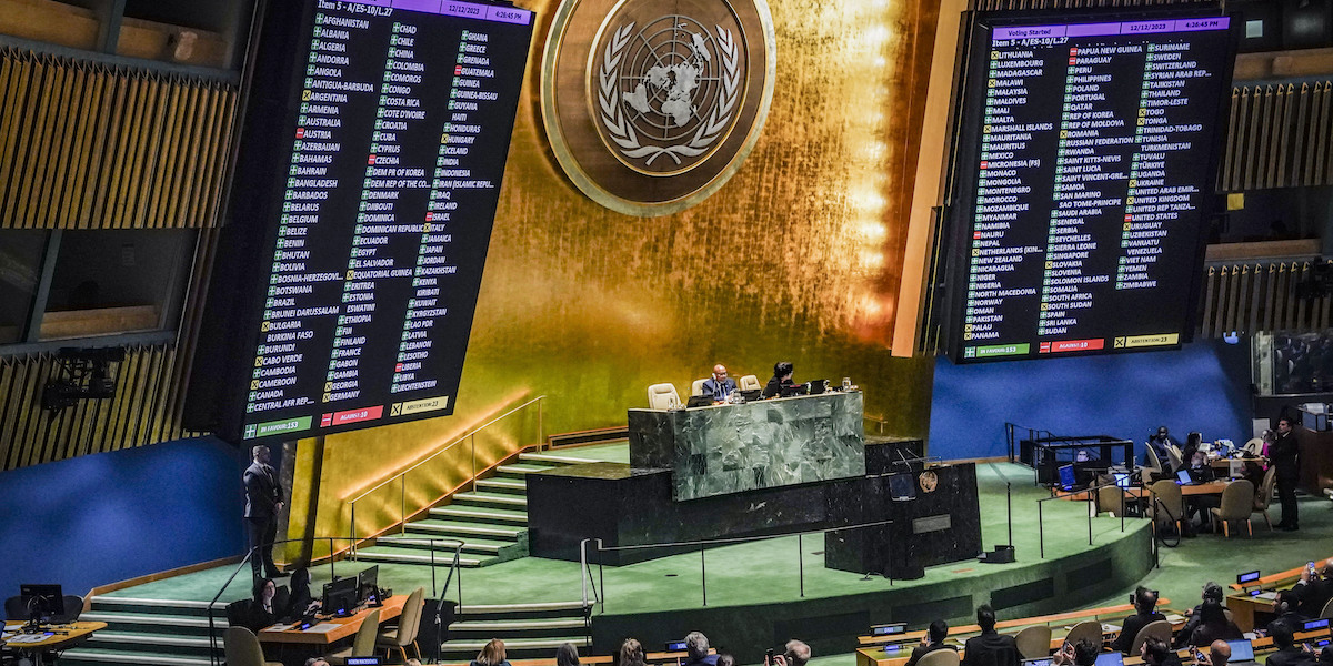 La votazione sulla richiesta di cessate il fuoco nella Striscia di Gaza all'Assemblea Generale dell'ONU a New York, il 12 dicembre 2023 (AP Photo/Bebeto Matthews)