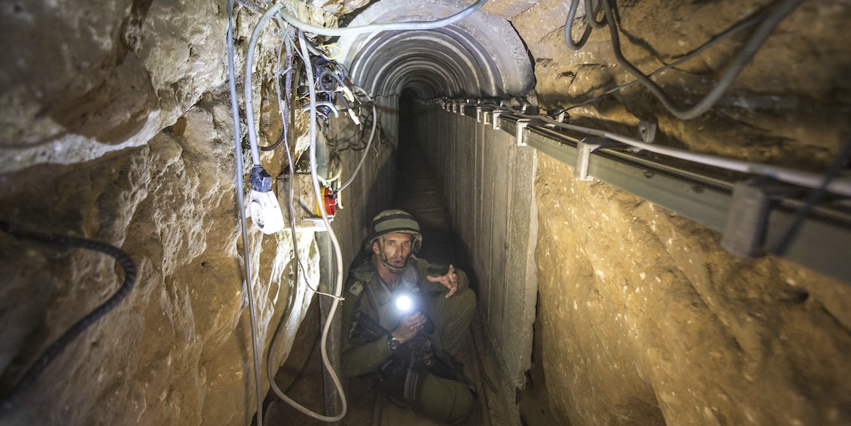 Un soldato israeliano in un tunnel di Hamas scoperto nella città di Gaza sotto l'ospedale al Shifa (AP Photo/Jack Guez, Pool, File)