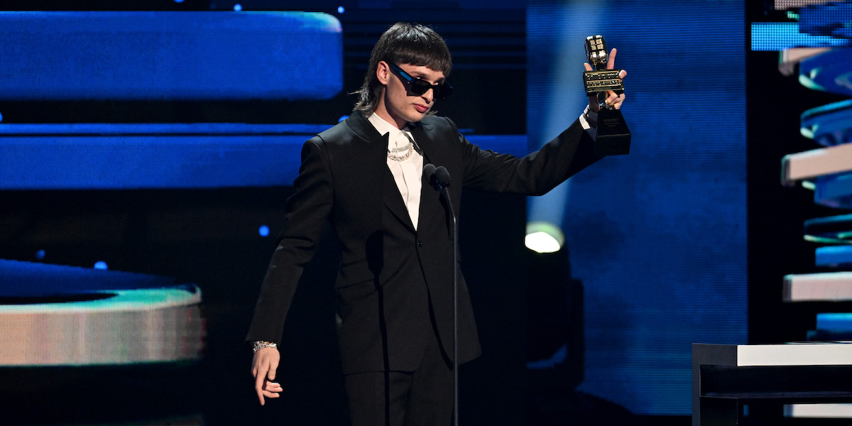 Peso Pluma durante le premiazioni dei Billboard Latin Music Awards 2023 (Jason Koerner/Getty Images)