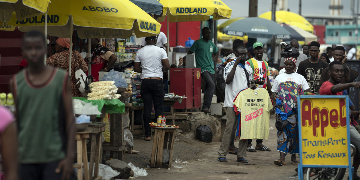 Una strada della capitale della Costa d'Avorio, Abidjan (AP Photo/Leo Correa)