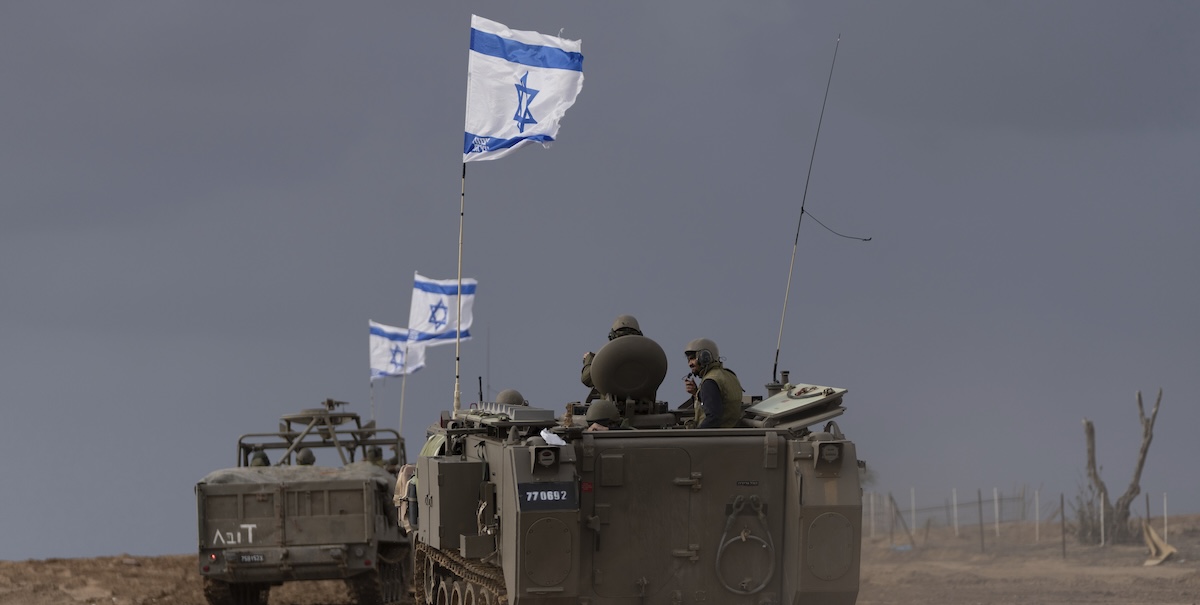 Mezzi militari israeliani al confine con la Striscia di Gaza (AP Photo/Ohad Zwigenberg)