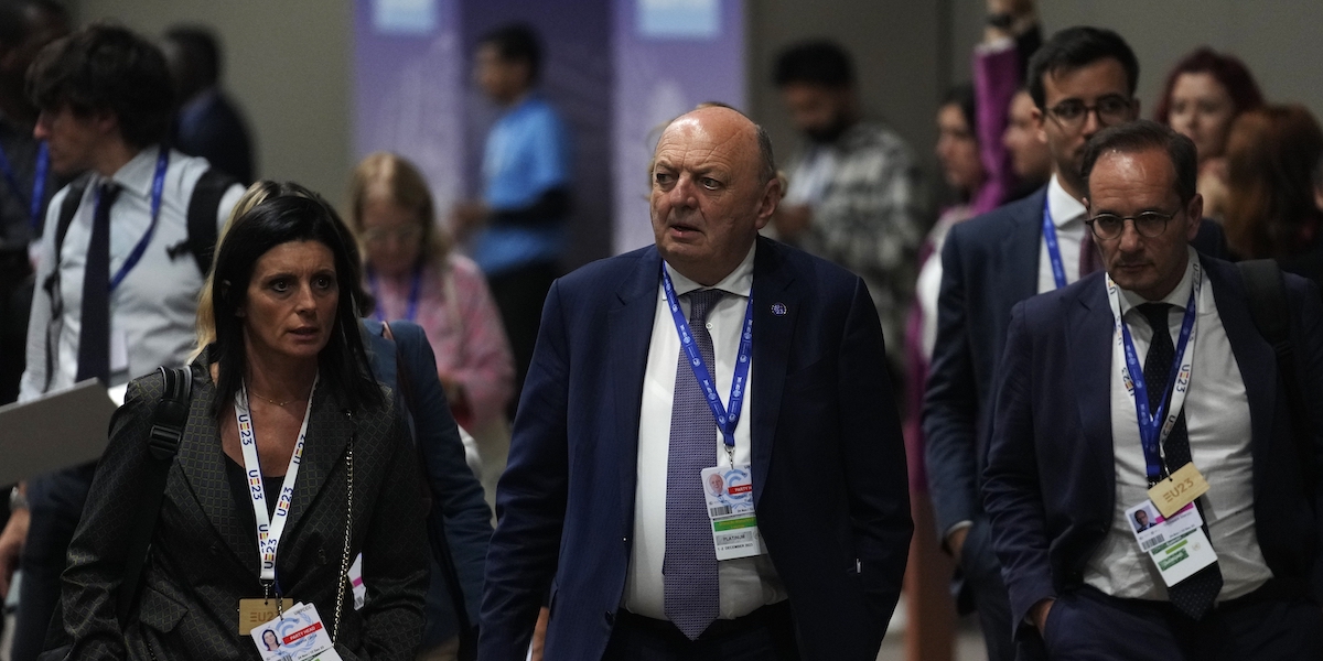 Il ministro dell'Ambiente Pichetto Fratin (al centro) fotografato alla COP 28 l'11 dicembre (AP Photo/Rafiq Maqbool)