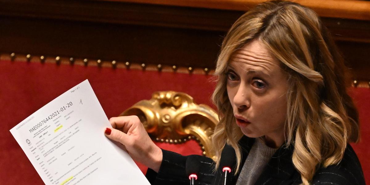 Meloni durante il discorso in Senato, con in mano il documento che la smentisce (ANSA/CLAUDIO PERI)