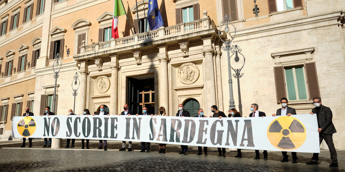 Una manifestazione di alcuni parlamentari sardi contro la costruzione del deposito nazionale, nel 2021 davanti alla Camera dei deputati (Mauro Scrobogna /LaPresse)