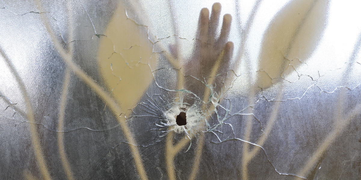 Il foro lasciato da un proiettile dopo un attacco a un altro ospedale a Port-au-Prince (AP Photo/Odelyn Joseph)