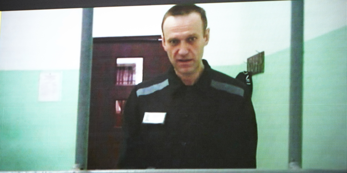 Alexei Navalny partecipa in videoconferenza dal carcere durante un'udienza di un suo processo (AP Photo/Alexander Zemlianichenko)