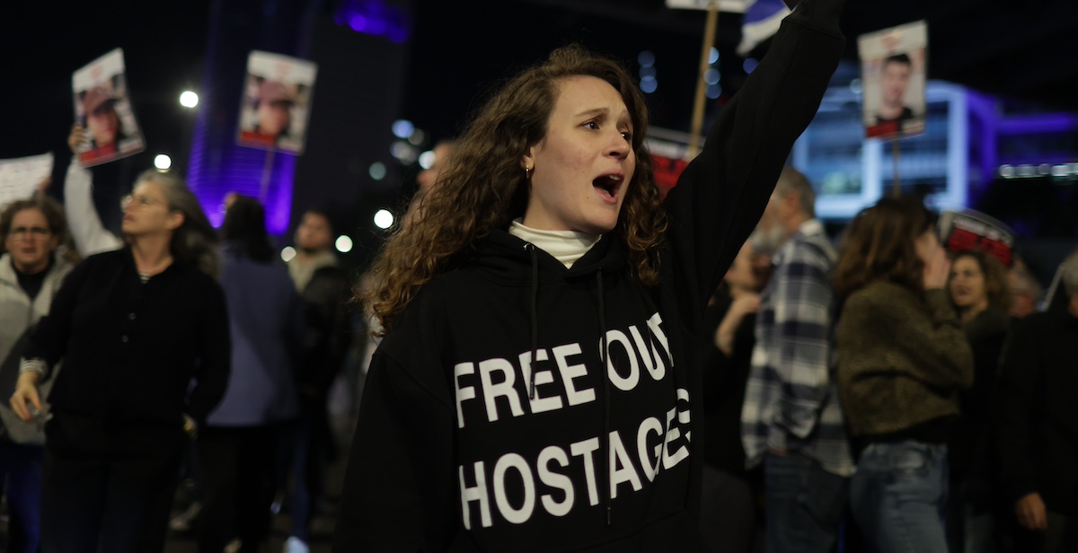 Una manifestazione per gli ostaggi la notte del 15 dicembre a Tel Aviv (Ilia Yefimovich/dpa)