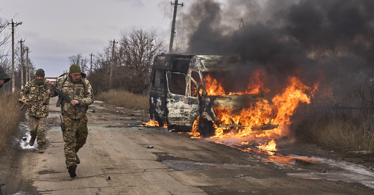 Un autobus distrutto da un drone russo a novembre (Shandyba Mykyta, Ukrainian 10th Mountain Assault Brigade "Edelweiss" via AP)