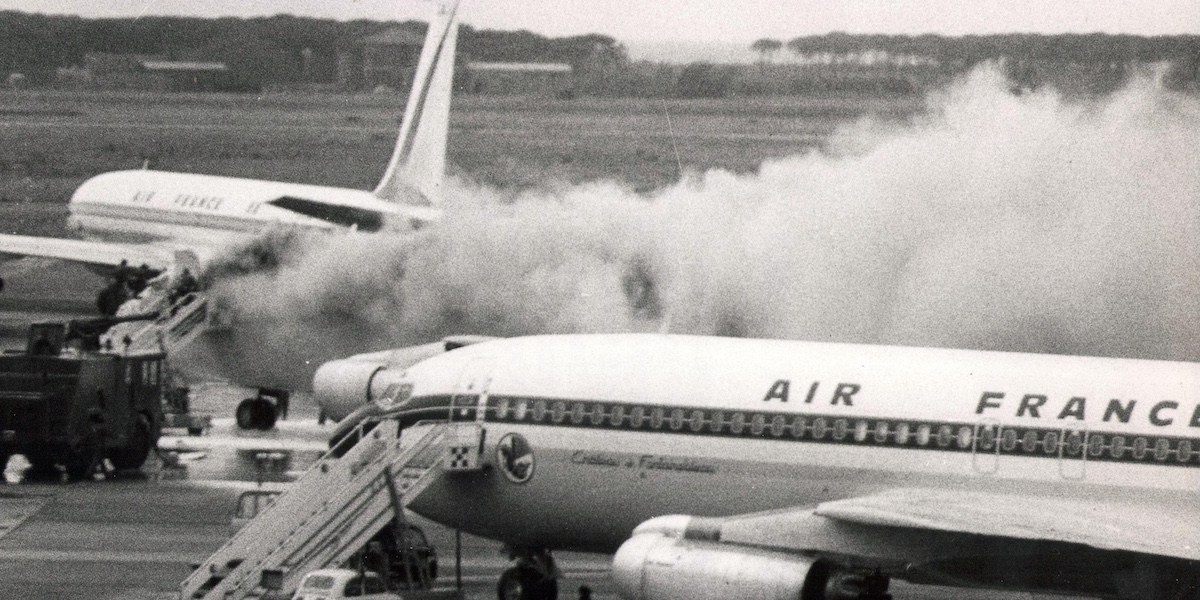 L'aereo della Pan Am dopo lo scoppio delle granate (ANSA/ TELENEWS)