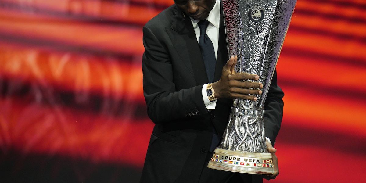 L'ex calciatore Stephane Mbia con il trofeo dell'Europa League (AP Photo/Daniel Cole)