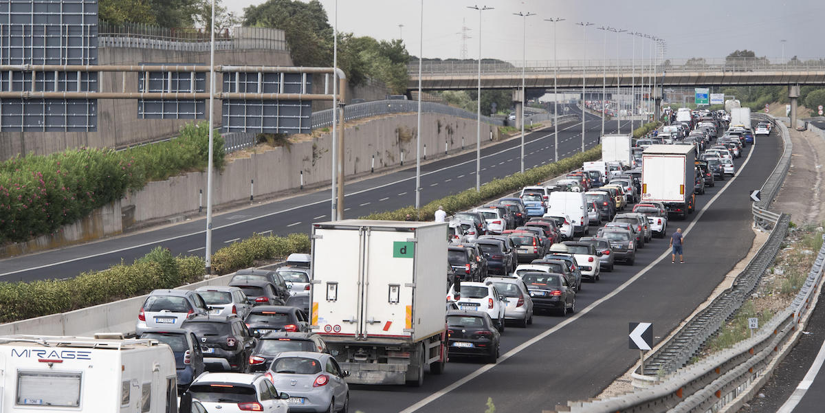 Traffico sul Grande Raccordo Anulare, a Roma, fotografato nell'agosto del 2020 (ANSA/CLAUDIO PERI)