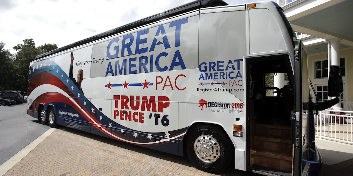 Il pullman del Super PAC "Great America", fondato nel 2016 per sostenere la candidatura del Repubblicano Donald Trump alle elezioni presidenziali (AP Photo/John Raoux)