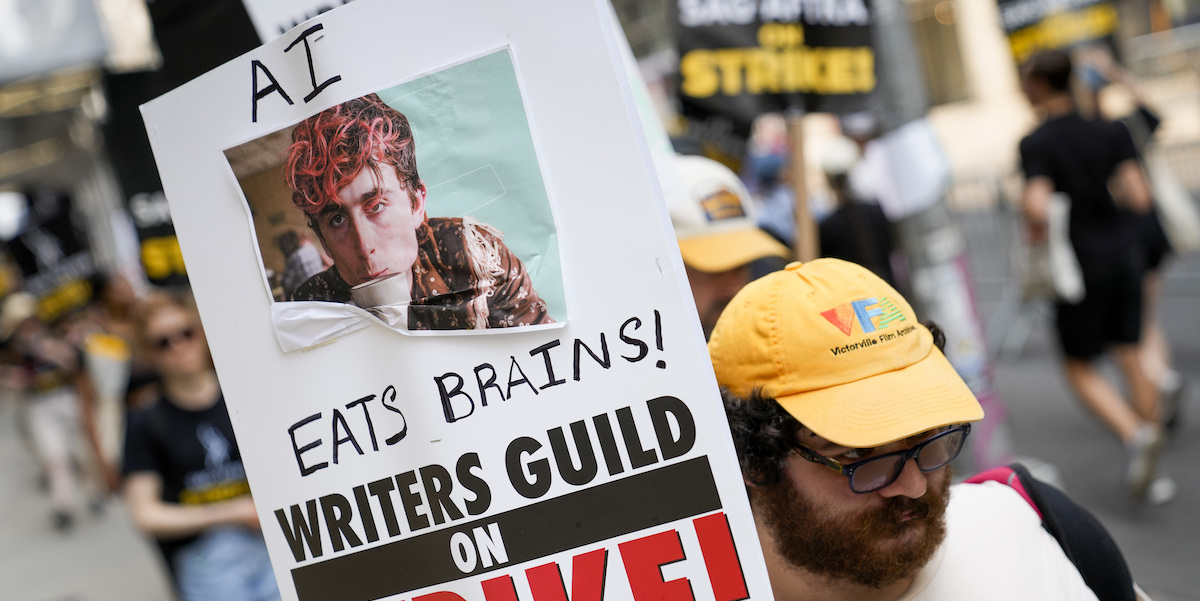Un cartello contro l'uso dell'intelligenza artificale a Hollywood durante un picchetto dello sciopero degli sceneggiatori. (AP Photo/John Minchillo)
