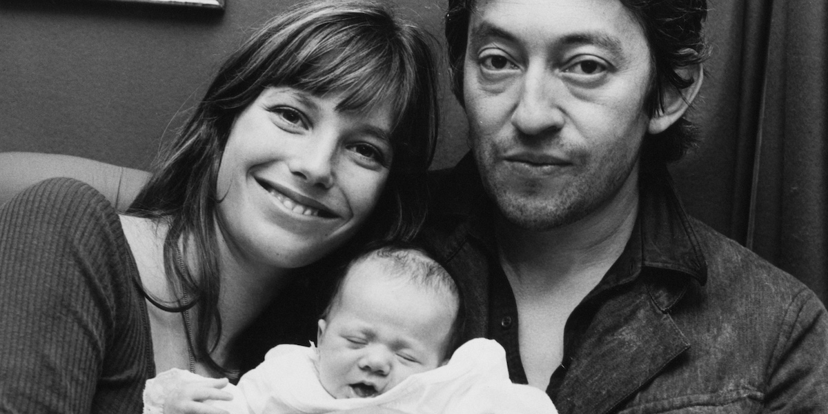 Jane Birkin e Serge Gainsbourg con la loro bambina Charlotte nel 1971 (Michael Webb/Keystone/Hulton Archive/Getty Images)