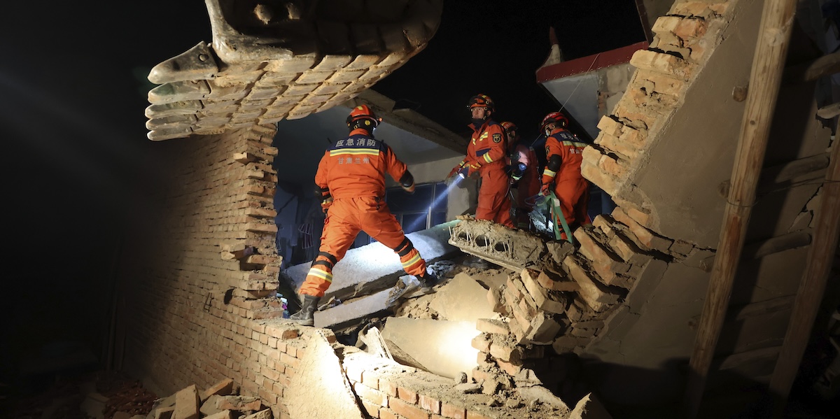 Soccorritori tra le macerie di un palazzo crollato a Kangdiao, nella provincia del Gansu (Chinatopix via AP)