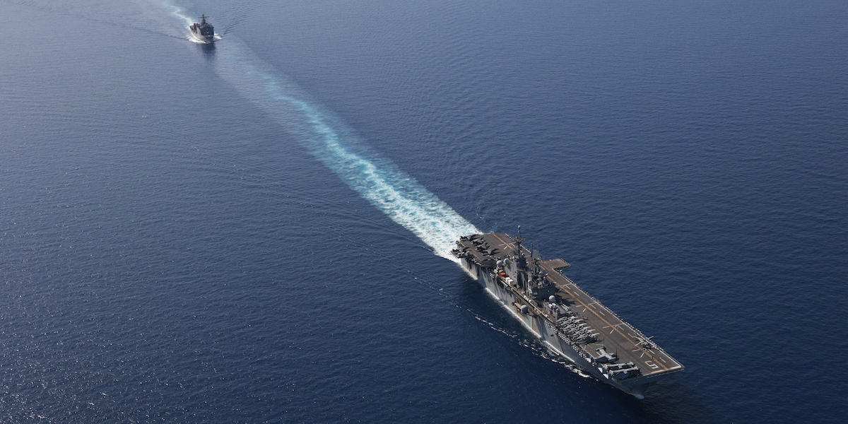 Due imbarcazioni militari statunitensi nel mar Rosso (Mass Communication Specialist 3rd Class Riley Gasdia/U.S. Navy, via AP)