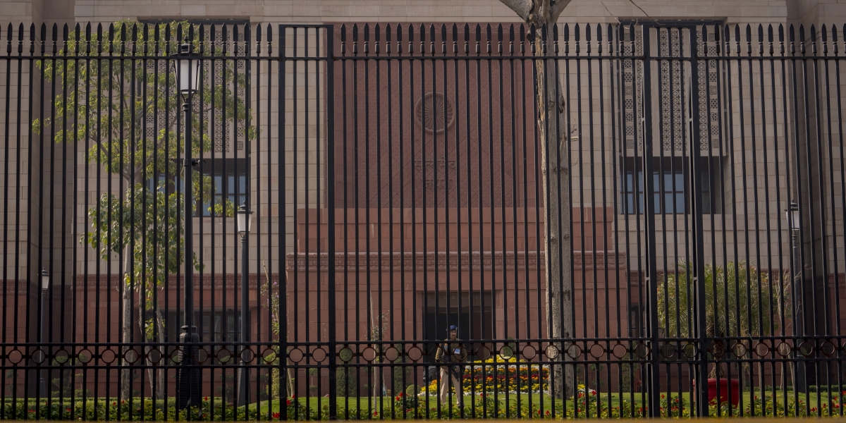 Una guardia di sicurezza fuori dalla sede del parlamento indiano (AP Photo/Altaf Qadri)