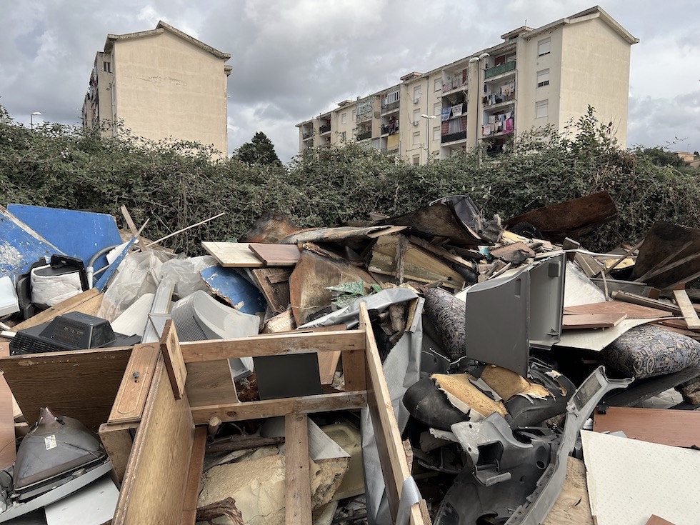 Rifiuti abbandonati nella piazza principale di Arghillà