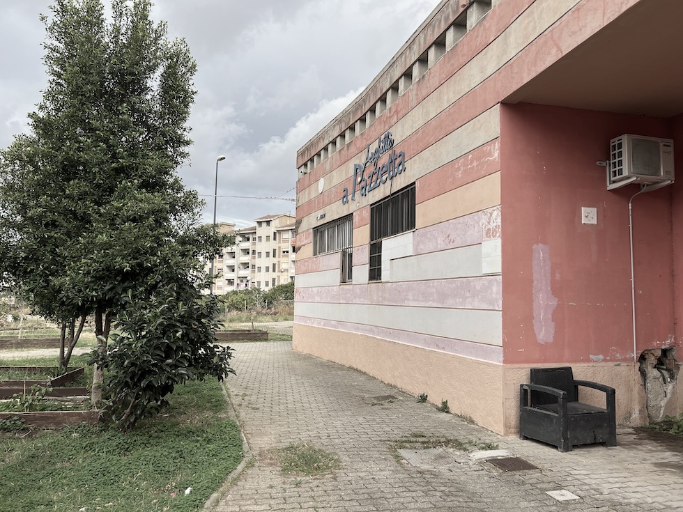 L'esterno dell'ex centro commerciale La Piazzetta