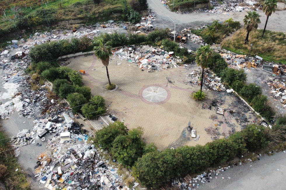 Piazza don Italo Calabrò piena di rifiuti 