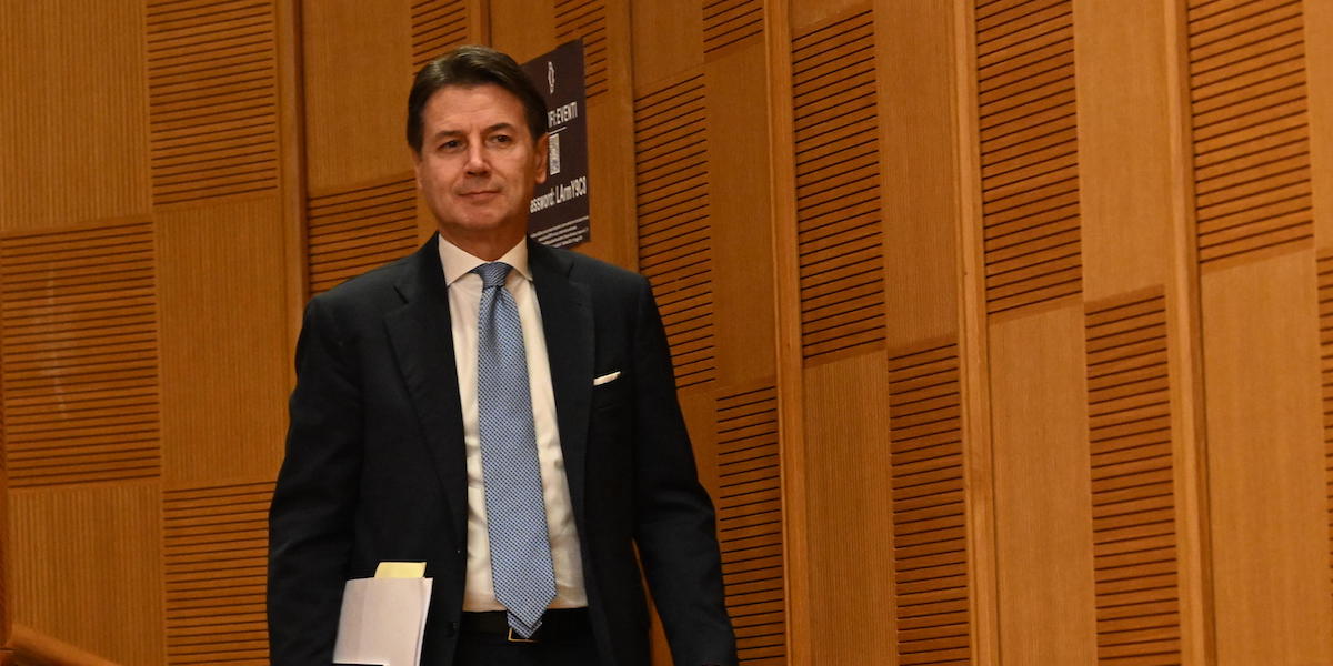 Giuseppe Conte alla conferenza stampa in cui ha annunciato la richiesta del giurì d'onore (ANSA/MAURIZIO BRAMBATTI)