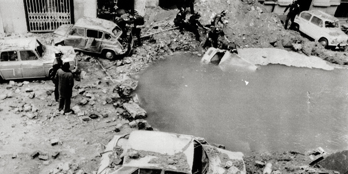 Il cratere lasciato dall'esplosione il 20 dicembre 1973 (ANSA-ARCHIVIO/TO)