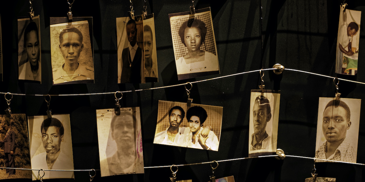 Le foto di alcune delle vittime del genocidio, in un memoriale a Kigali, in Ruanda (AP Photo/Ben Curtis, File)