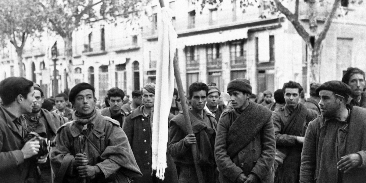 Uomini arresi dopo la battaglia di Tarragona, durante la Guerra civile spagnola, il 15 gennaio del 1939 (AP Photo)
