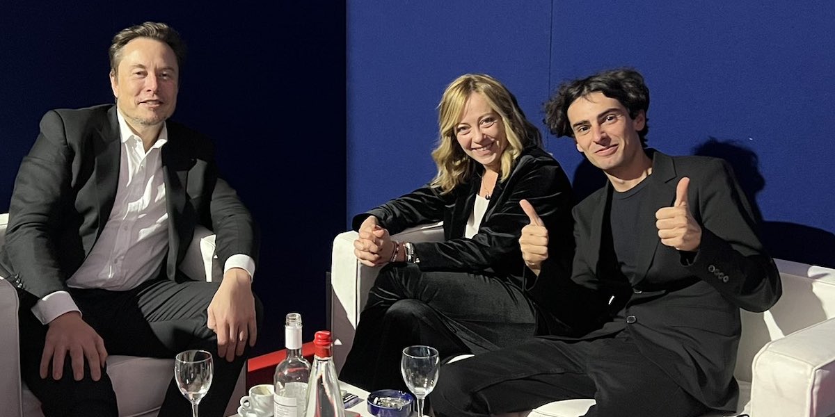Foto di Giorgia Meloni, Elon Musk e Adrea Stroppa seduti che sorridono in camera