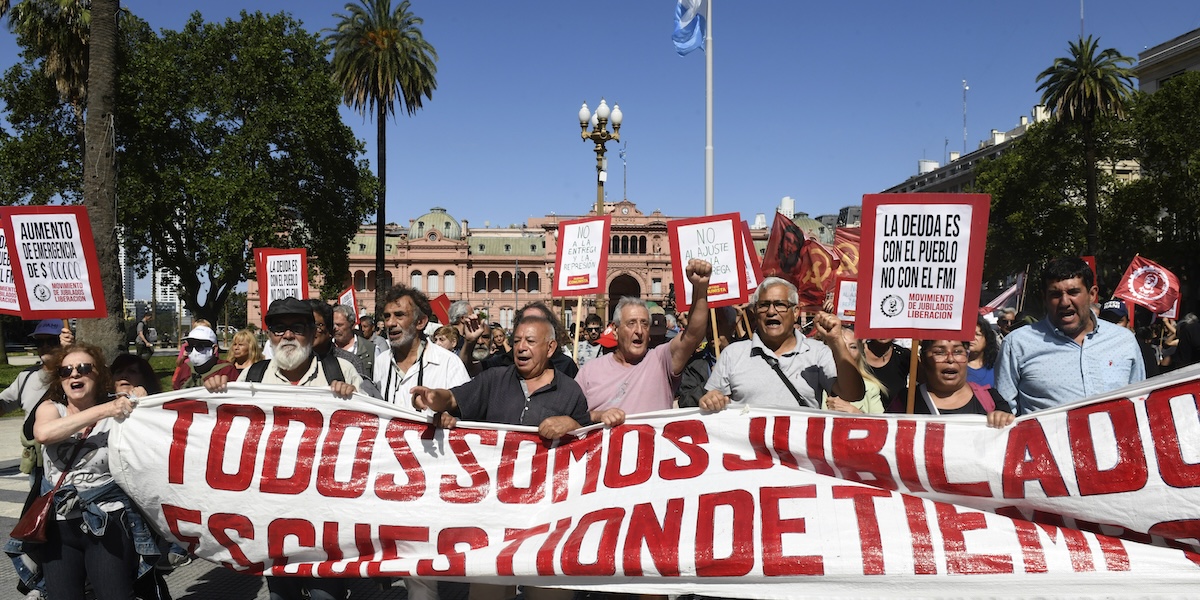 La protesta di mercoledì a Buenos Aires. Lo striscione dice "Siamo tutti pensionati, è questione di tempo"