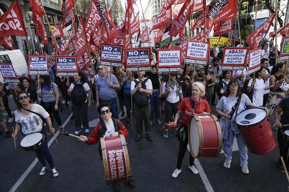 Manifestanti durante la protesta contro Milei