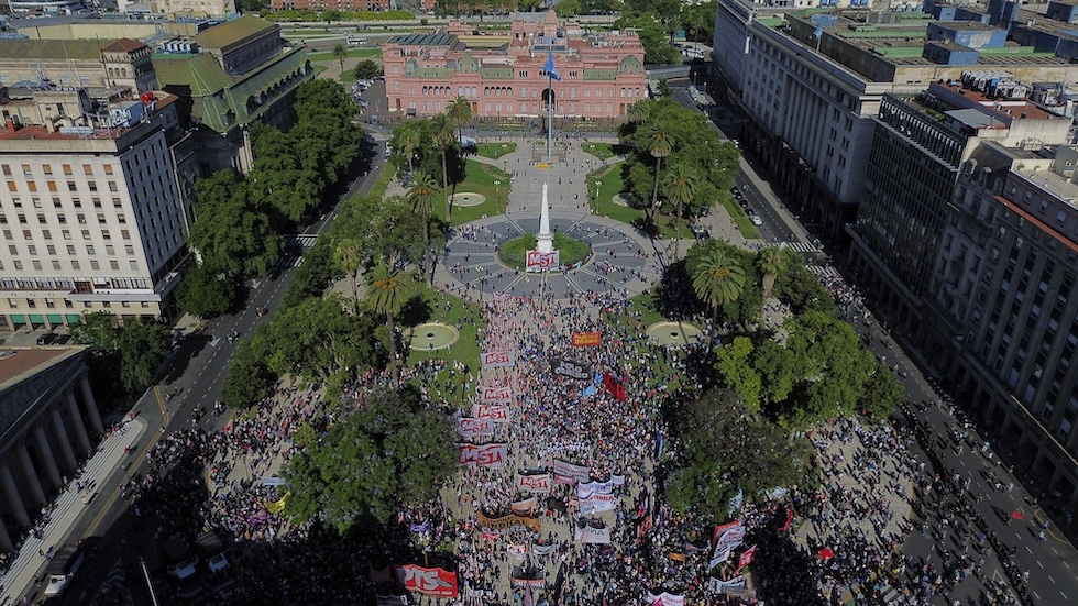 Manifestazione davanti al palazzo presidenziale argentino