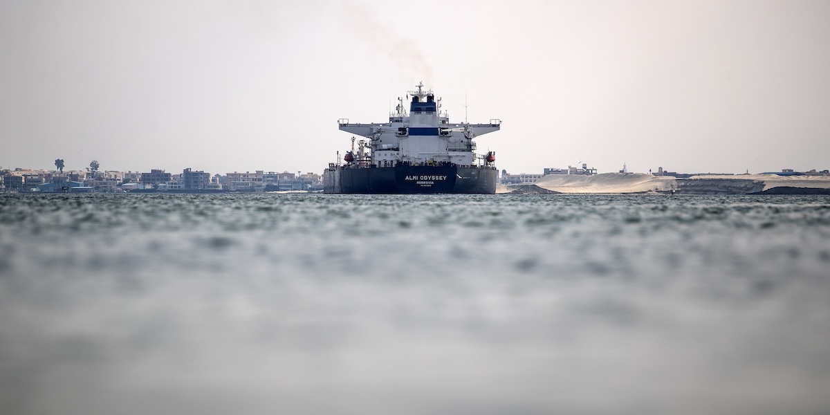 Una nave attraversa il canale di Suez