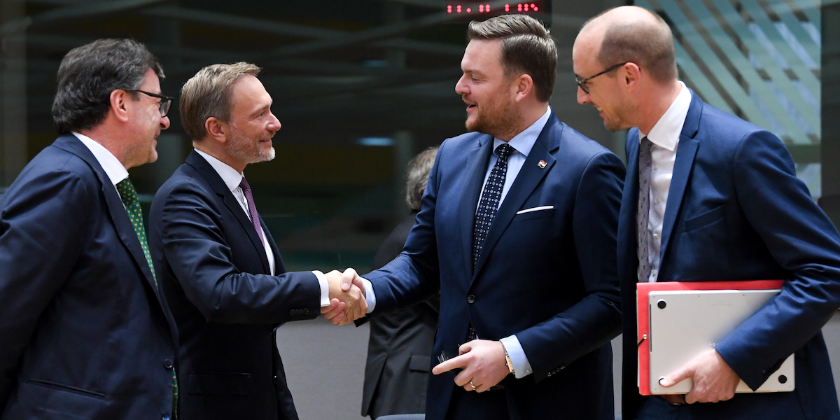 Il ministro dell'Economia tedesco Christian Lindner, a sinistra, e quello italiano Giancarlo Giorgetti durante una riunione dei ministri dell'Economia della zona euro (European Union 2022)
