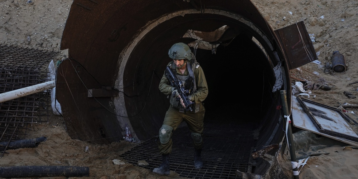Un soldato israeliano esce da un tunnel che sarebbe stato usato da Hamas nell'attacco del 7 ottobre (AP Photo/Ariel Schalit)
